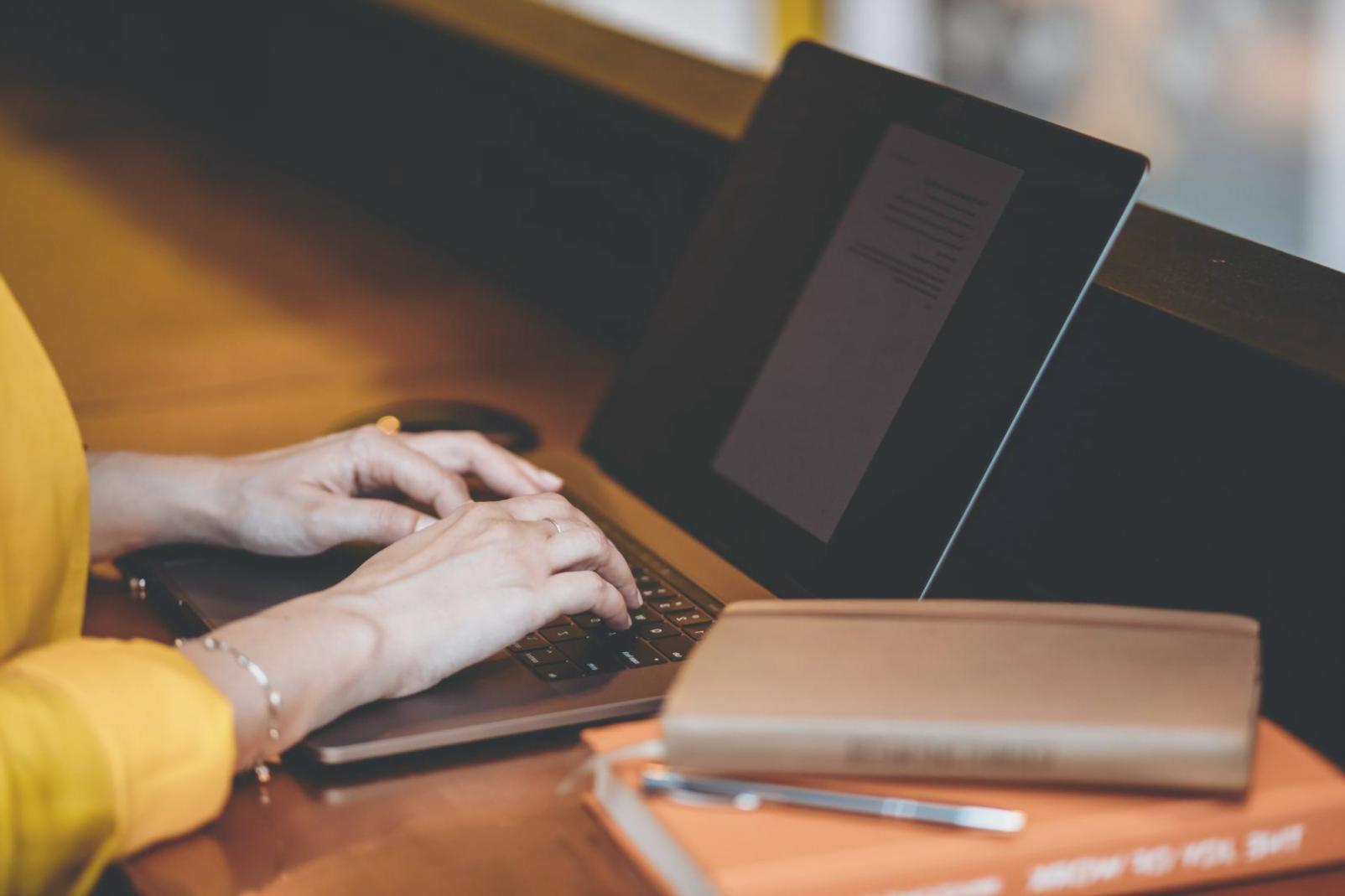 Interaktive Chart-Analyse am Bildschirm mit mehreren Indikatoren