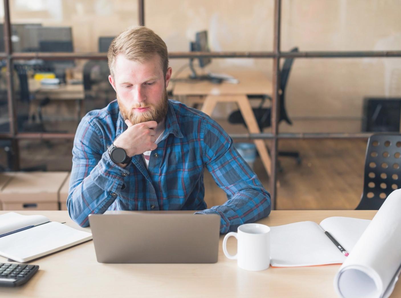 Detaillierte Betrachtung verschiedener technischer Indikatoren auf mehreren Bildschirmen