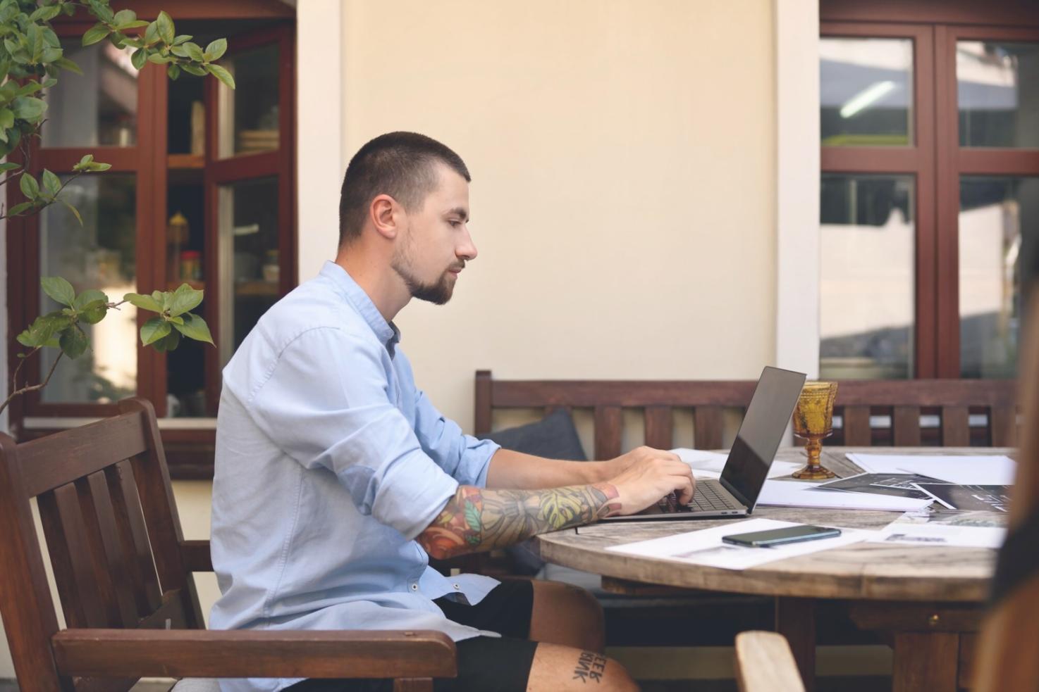 Technische Analyse Workshop mit Teilnehmern und Charts